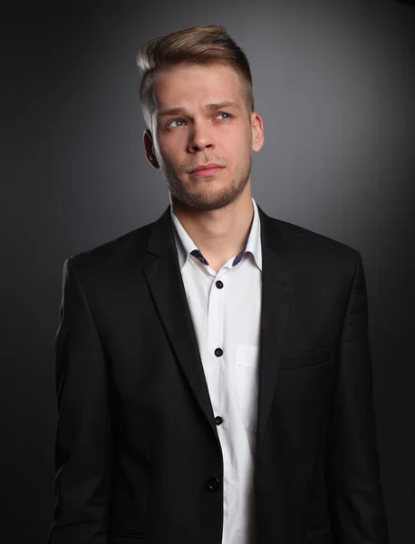Porträt eines hübschen jungen Mannes auf schwarzem Hintergrund — Stockfoto