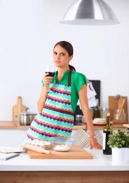 Vrouw met boodschappentassen in de keuken thuis, bij het bureau — Stockfoto