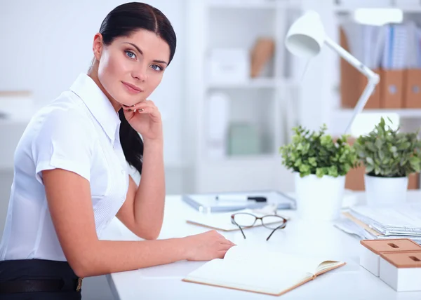 Empresária atraente sentada no escritório — Fotografia de Stock