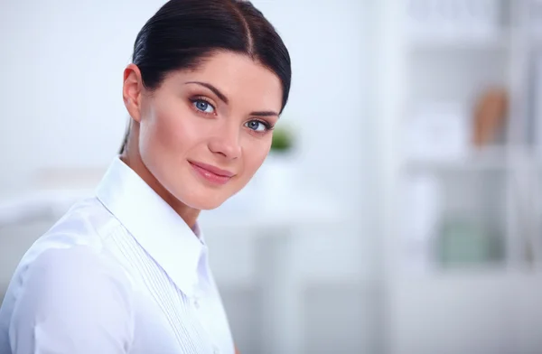 Empresária atraente sentada no escritório — Fotografia de Stock