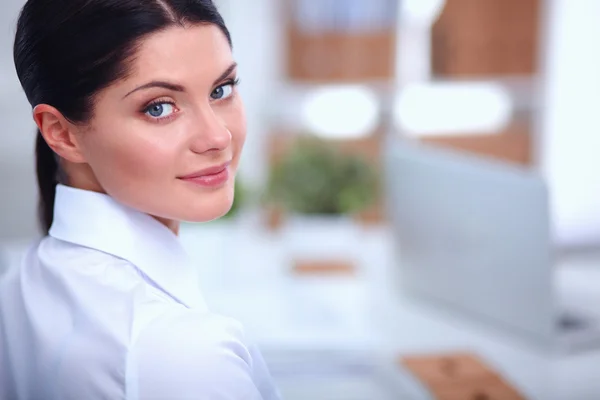 Empresária atraente sentada no escritório — Fotografia de Stock