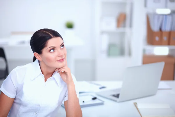 Привлекательная деловая женщина, сидящая в офисе — стоковое фото