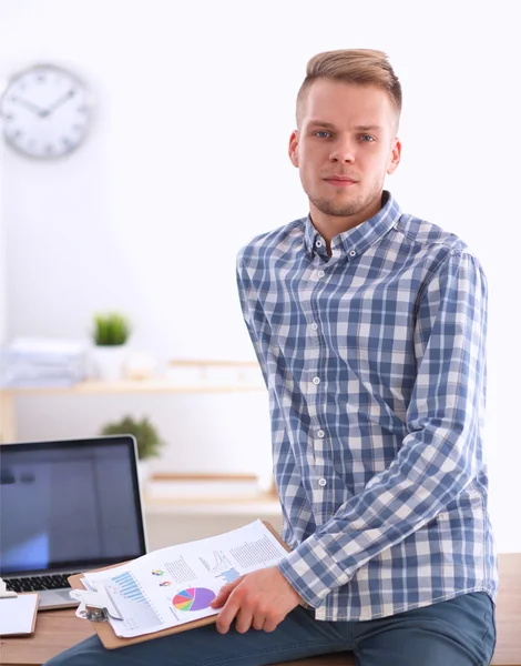 Lachende zakenman met rode map zit in het kantoor — Stockfoto