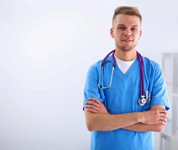 Médico com estetoscópio em pé, braços cruzados, isolado em fundo branco — Fotografia de Stock