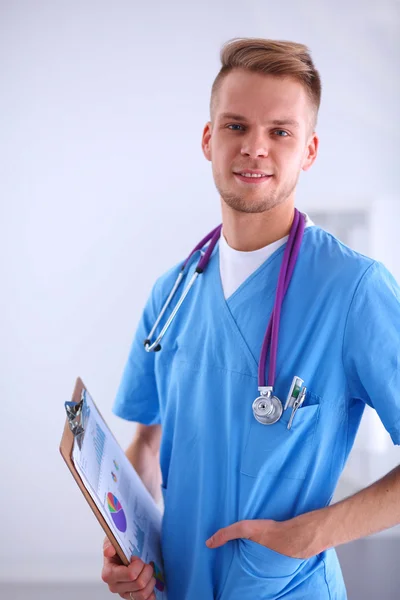 Dosyası olan erkek doktor, beyaz arka planda izole edilmiş. — Stok fotoğraf