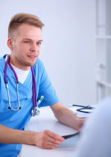 笑顔の男性医師の肖像-ノートパソコンが医療室の机に座っている — ストック写真