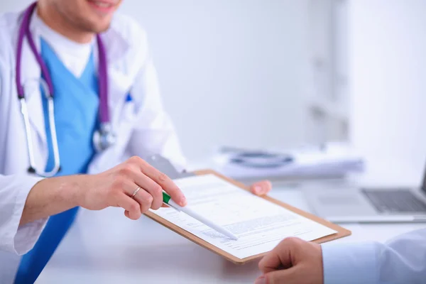 Ärztin gibt Patientendossier mit Papier in ihrem Büro, isoliert — Stockfoto