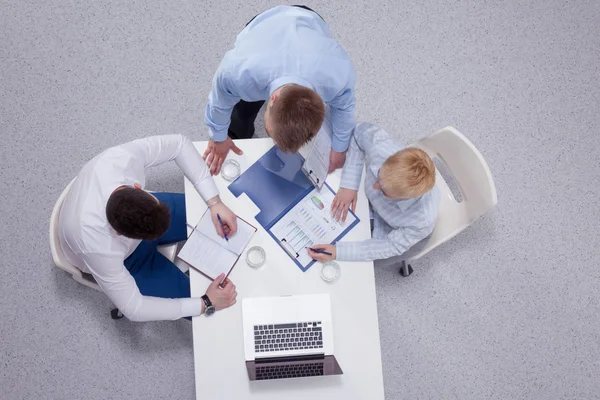 Geschäftsleute schütteln Hände, beenden ein Meeting — Stockfoto