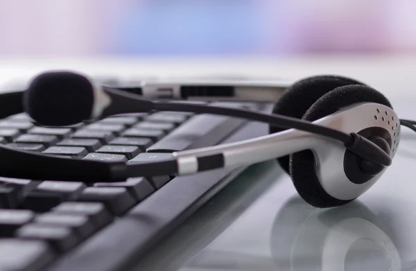 Laptopcomputer met headset — Stockfoto