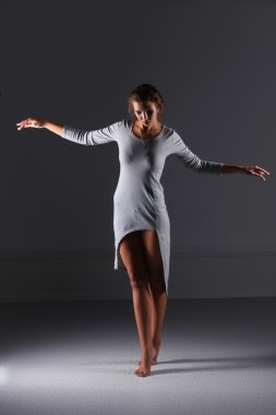 Çekici genç kadın tam uzunlukta portre gri arka plan üzerinde izole