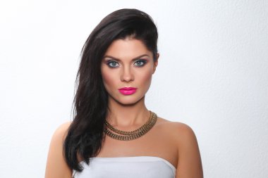 gri arka plan üzerinde izole, güzel bir kadın portresi