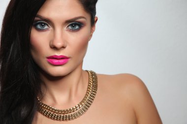 gri arka plan üzerinde izole, güzel bir kadın portresi