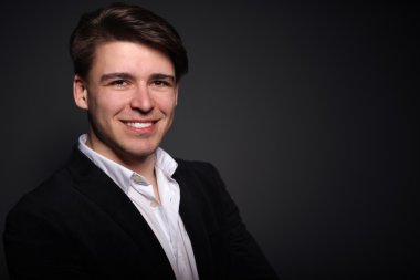 siyah arka plan üzerine yakışıklı bir genç adam portresi