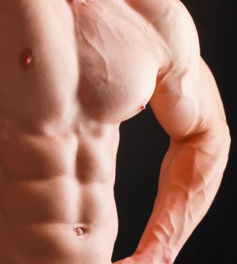 sağlıklı, kaslı, genç adam. siyah arka plan üzerine izole.