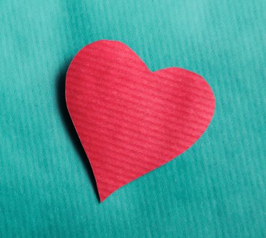 Üzerinde mavi arka plan izole kalp,.