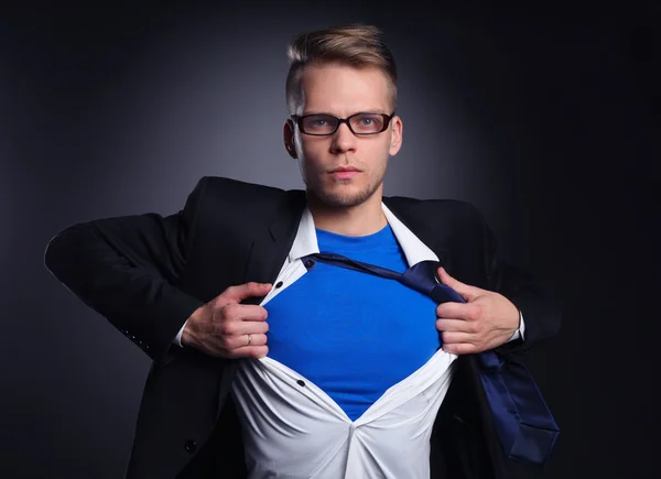 Mladý podnikatel jednající jako super hrdina a trhání košili, izolované na šedém pozadí — Stock fotografie