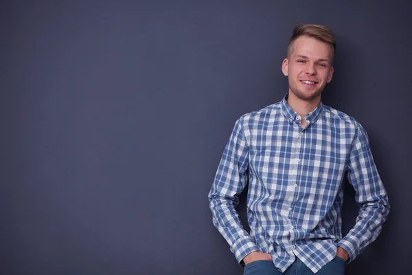 Portret van een knappe jongeman op zwarte achtergrond — Stockfoto