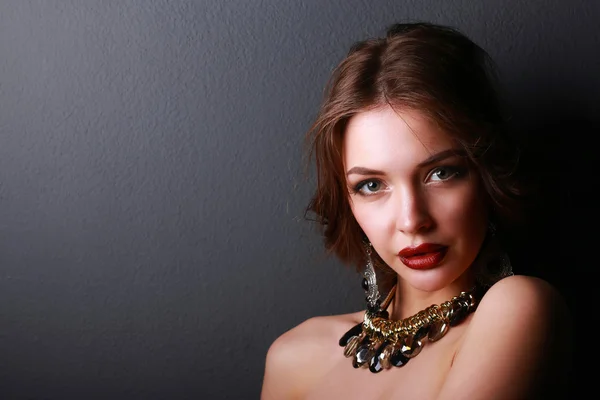 Ritratto di giovane bella donna con gioielli — Foto Stock