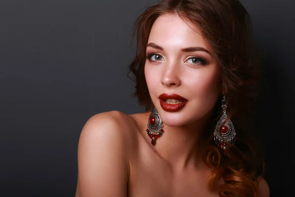 Retrato de joven hermosa mujer con joyas — Foto de Stock
