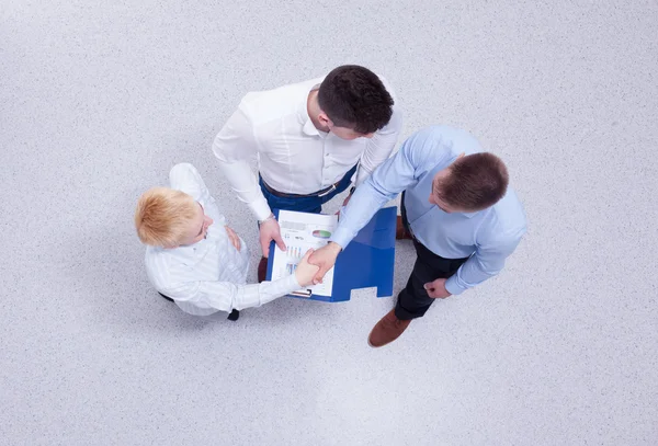 Geschäftsleute sitzen und diskutieren bei Geschäftstreffen, im Büro — Stockfoto