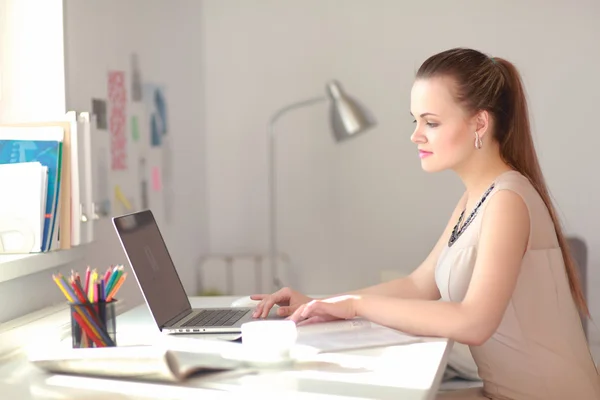 Donna con documenti seduta sulla scrivania e laptop — Foto Stock