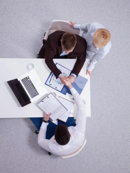 Affärsmän som sitter och diskuterar på affärsmöte, i ämbetet — Stockfoto