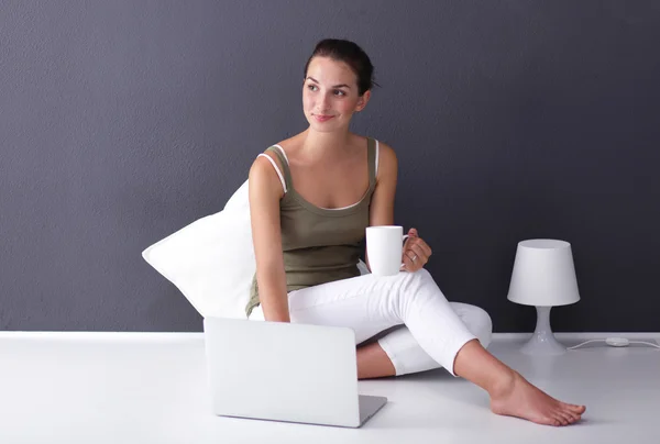 Attraktive kaukasische Mädchen sitzen auf dem Boden — Stockfoto