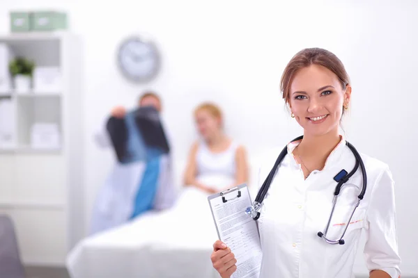 Retrato de médico mulher no hospital com pasta — Fotografia de Stock