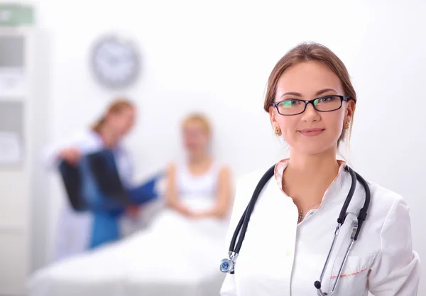 Retrato de médico mulher no hospital — Fotografia de Stock