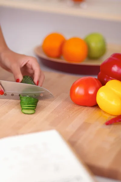 Vrouw bereidt salade in de keuken — Stockfoto