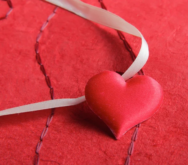 Corazón, aislado sobre fondo rojo . — Foto de Stock