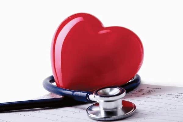 Piros szív és sztetoszkóp — Stock Fotó