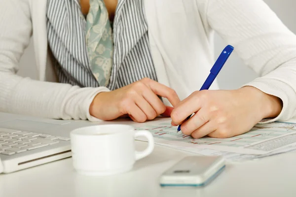 Een vrouw op het Bureau te schrijven op een papier, geïsoleerd op wit — Stockfoto