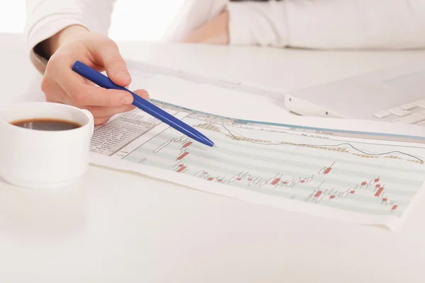 Eine Frau am Schreibtisch, die auf einem Papier schreibt, isoliert auf weiß. — Stockfoto