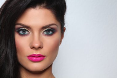 gri arka plan üzerinde izole, güzel bir kadın portresi