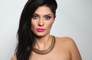 gri arka plan üzerinde izole, güzel bir kadın portresi