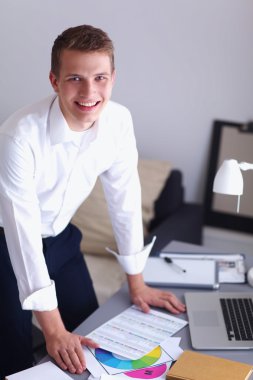 Genç işadamı ofis Resepsiyon duran, çalışma