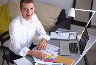 Ofiste dosyasıyla gülümseyen iş adamı.