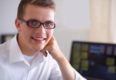 Ofiste dosyasıyla gülümseyen iş adamı.