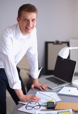 Genç işadamı ofis Resepsiyon duran, çalışma