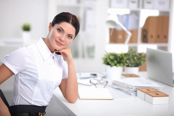 Empresária atraente sentada no escritório — Fotografia de Stock