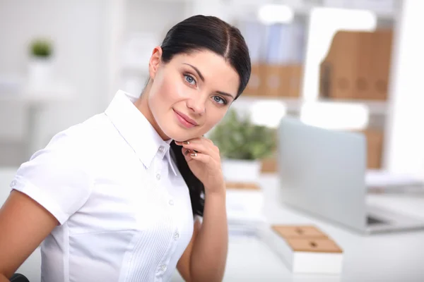 Attraktive Geschäftsfrau sitzt im Büro — Stockfoto