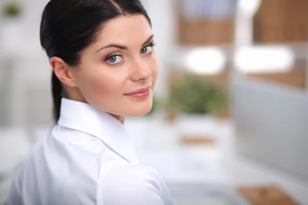 Attraktive Geschäftsfrau sitzt im Büro — Stockfoto