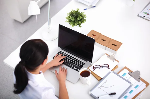 Retrato de una mujer de negocios sentada en el escritorio con portátil — Foto de Stock