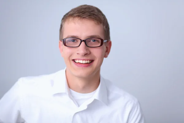 Retrato del joven sonriendo aislado sobre fondo gris — Foto de Stock