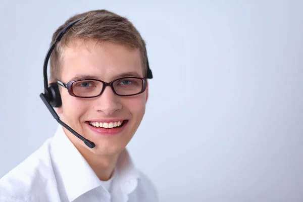 Operador de atención al cliente con auriculares aislados sobre fondo blanco —  Fotos de Stock