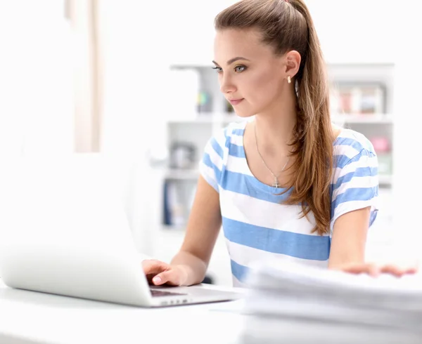 Mujer con documentos sentada en el escritorio — Foto de Stock