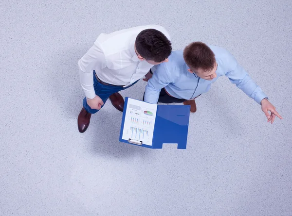 Zakenmensen zitten en discussiëren op zakelijke bijeenkomst, in functie — Stockfoto