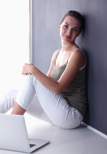 Attractive caucasian girl sitting on floor — Stock Photo, Image