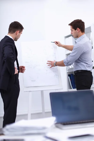 Zakenmensen zitten en discussiëren op zakelijke bijeenkomst — Stockfoto